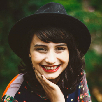 at the left side of page, a little picture representing a chat thumbnail of a girl with a hat and smiling
